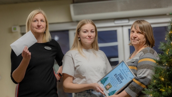 6. jaanuari õhtul anti üle kogutud rahasumma, mis läheb Eesti Vähihaigete Laste Vanemate Liidu toetuseks. Kokku koguti 2100 eurot pardipuu partidest ning lisaks Linda rahvamaja jõululaadalt 270 eurot, mis on juba liidule üle kantud. Fotol paremalt Lõuna-Eesti haigla ravijuht Agnes Aart, pardipuu heategevuskampaania idee autor ja eestvedaja Kris-Marii Jaanson ja haigla kommunikatsioonijuht Ave Abel. Foto: AIGAR NAGEL